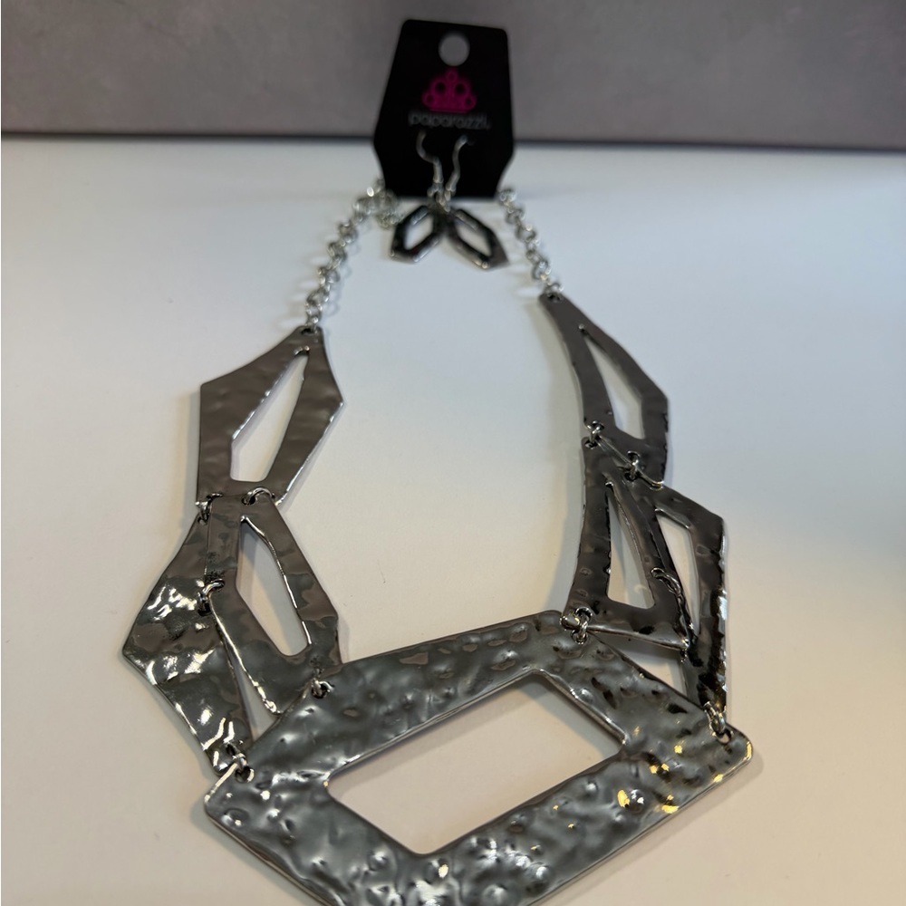 🩷5/$10 Paparazzi Elegant Silver Geometric Necklace - Picture 6 of 7